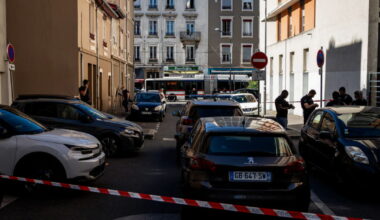 un homme blessé aux jambes