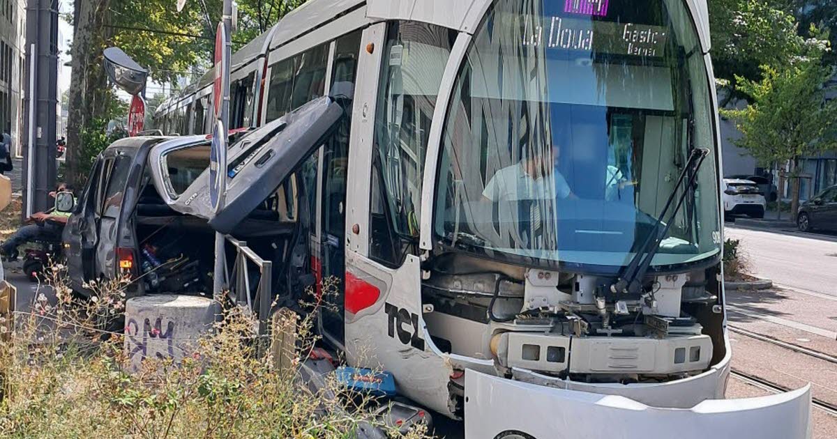 collision entre un tram et une voiture