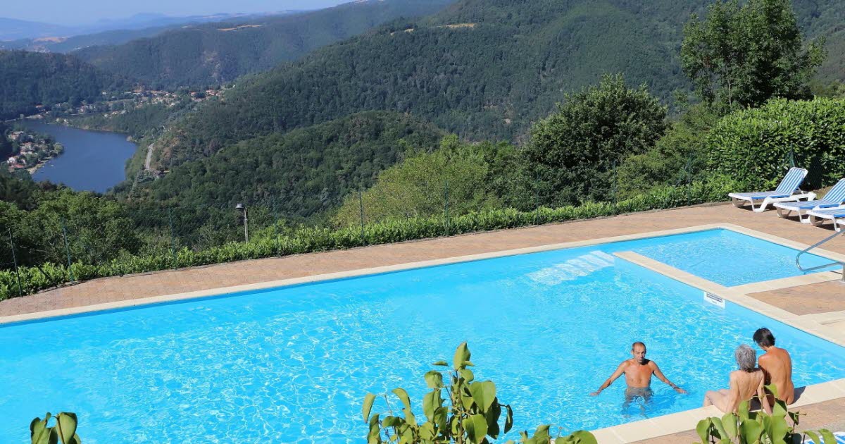 immersion dans ce camping naturiste des Gorges de la Loire