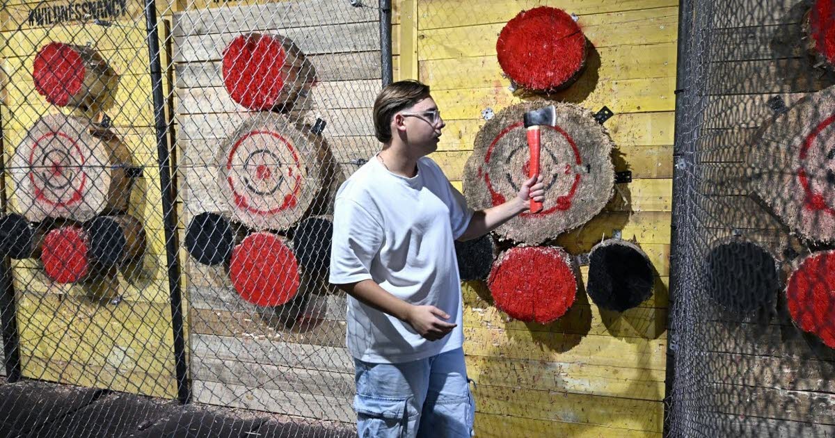 un jeu de fléchettes version bûcheron