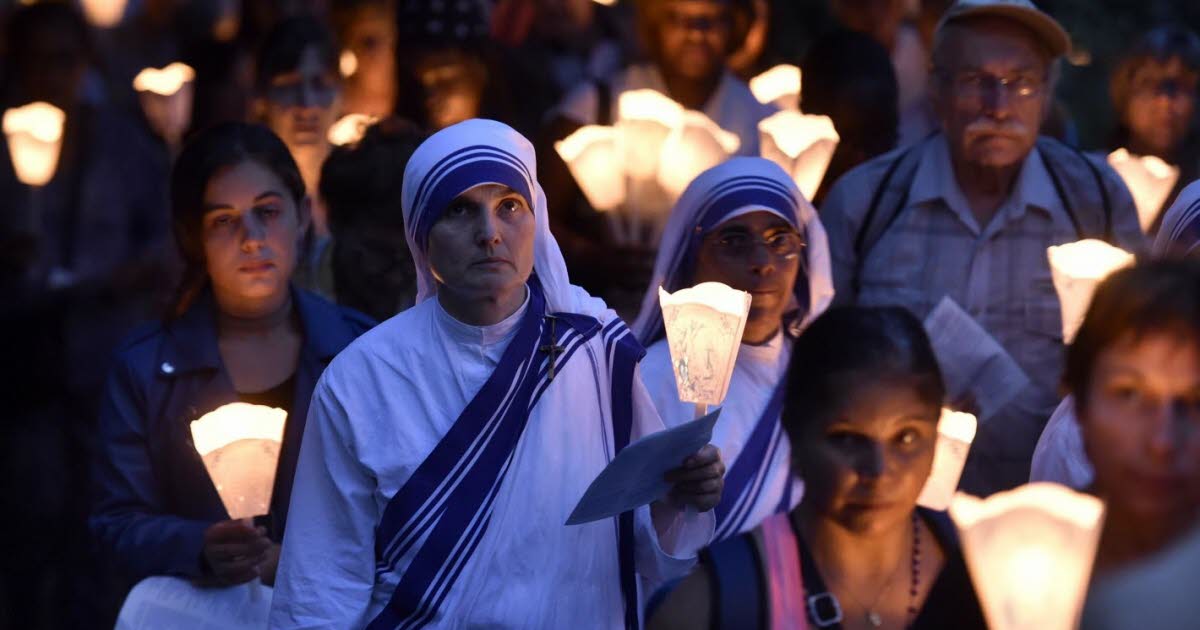 la procession aux flambeaux maintenue à Fourvière malgré la canicule