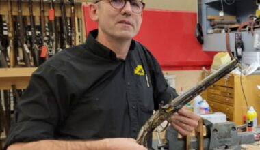 Loire. Formé à Saint-Étienne, il restaure des armes à feu haut de gamme aux États-Unis