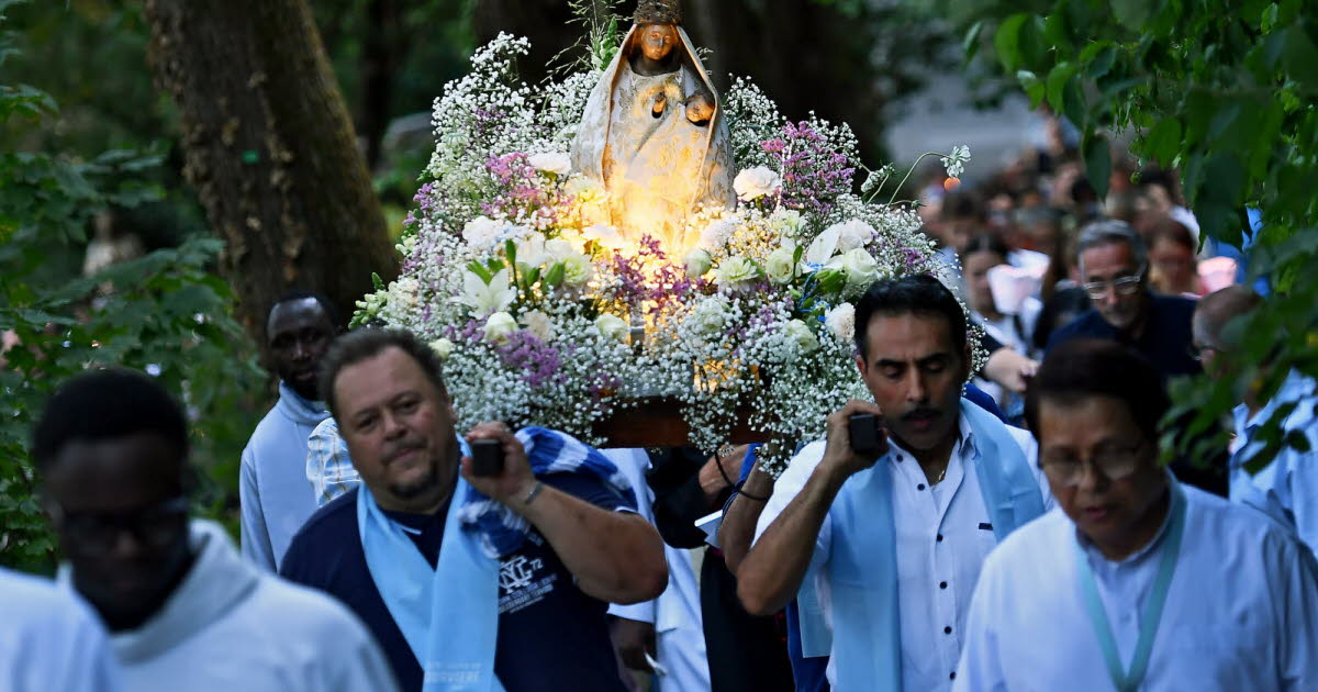 les catholiques ont suivi la lumière de Fourvière