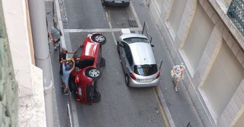 Rhône. Une Toyota se renverse dans une rue étroite des pentes de la Croix-Rousse