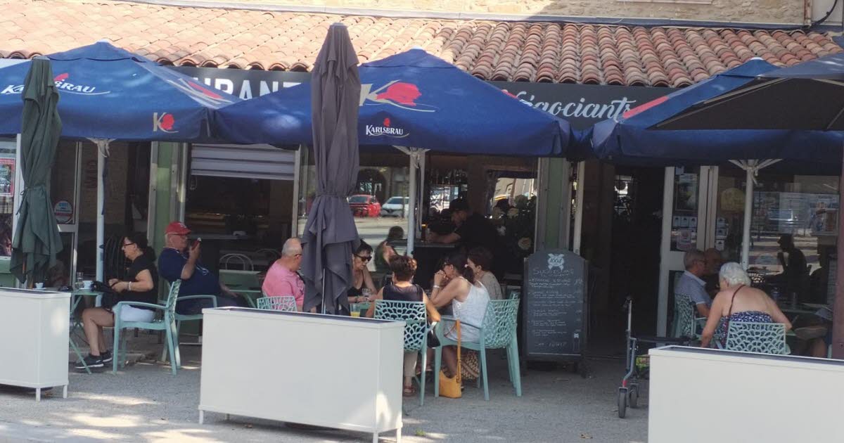 Avignon. La Fête des foins déserte la place de l’église, coup dur pour Le Café des Négociants