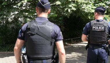 Saint-Etienne. Ils profitent des portes et fenêtres ouvertes pour visiter une maison