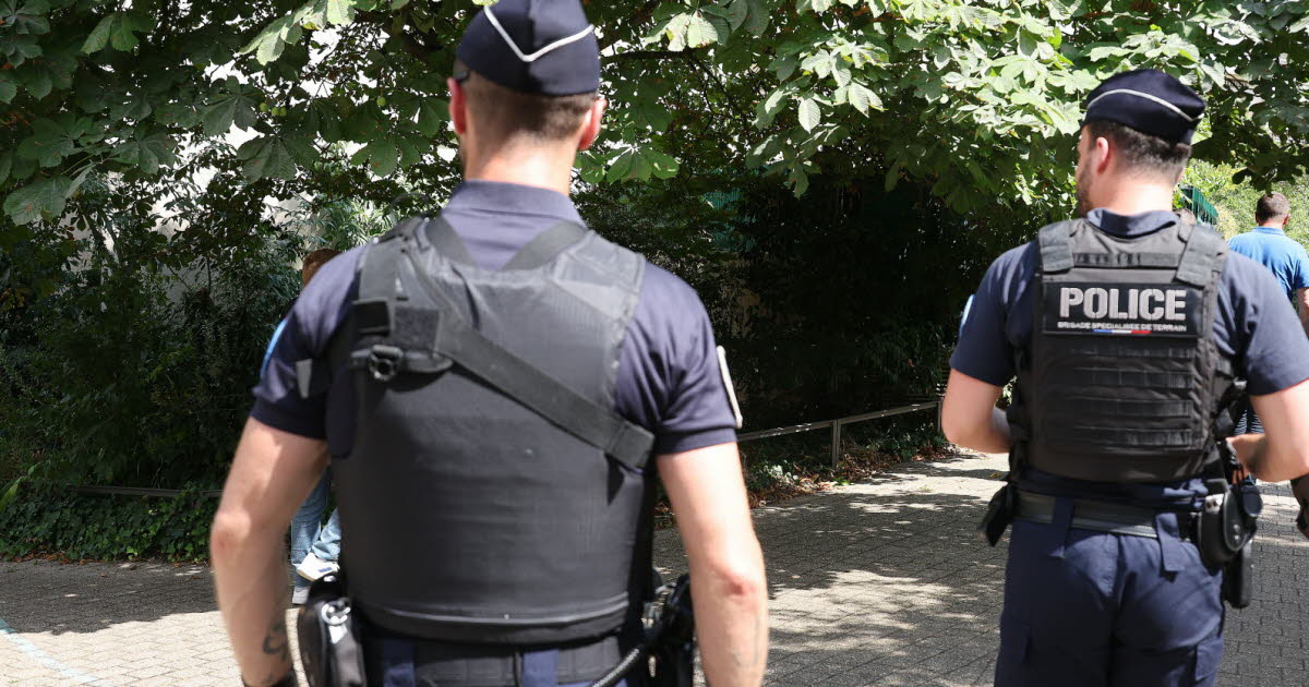 Saint-Etienne. Ils profitent des portes et fenêtres ouvertes pour visiter une maison