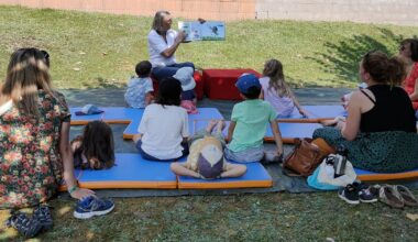 une lecture sous les arbres pour petits et grands