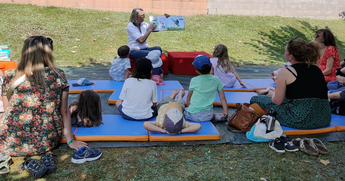 une lecture sous les arbres pour petits et grands