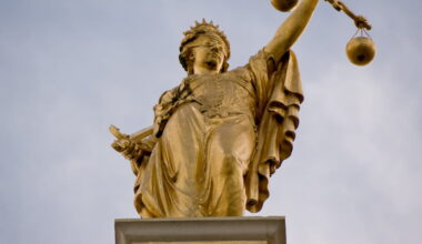 un homme jugé pour exhibition sexuelle