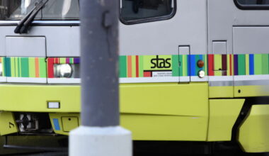 pour ce faire, il bloque le tram