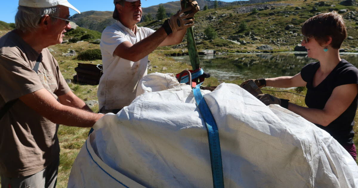 En images. Nouveau chantier de nettoyage pour Mountain Wilderness, cette fois-ci au lac Rond