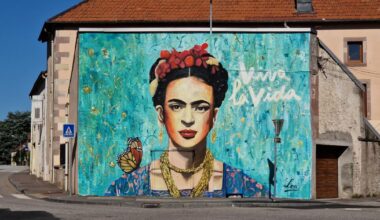 après une semaine de travail, la fresque représentant Frida Kahlo est terminée