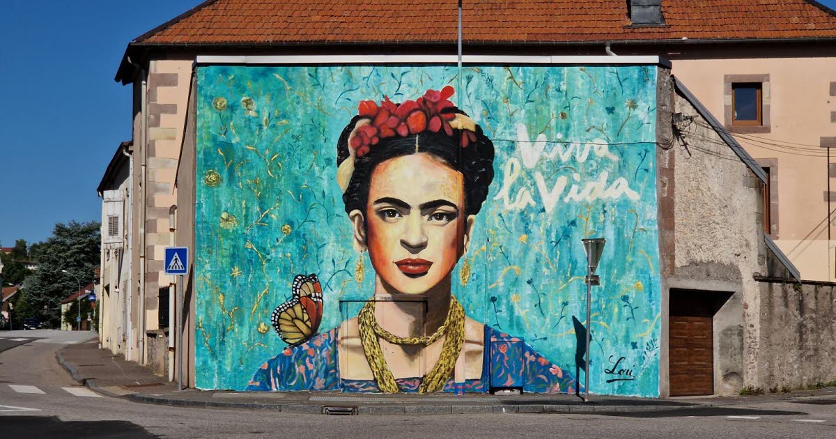 après une semaine de travail, la fresque représentant Frida Kahlo est terminée
