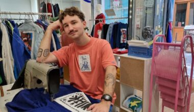 il customise des tenues avec des œuvres sérigraphiées d’artistes