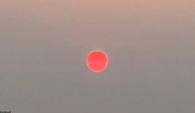 c'est quoi ce soleil rouge impressionnant dans les Pyrénées-Orientales ?