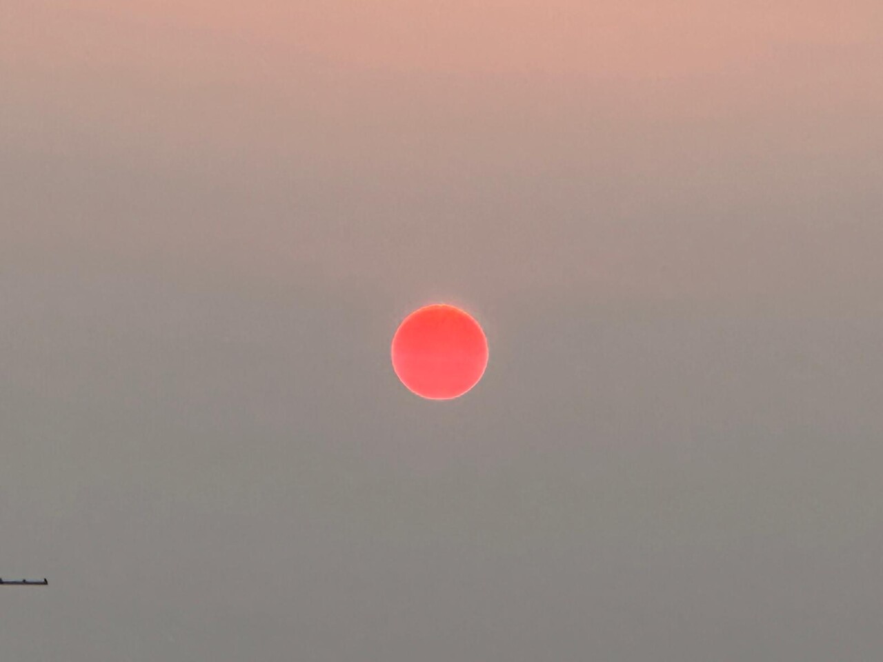 c'est quoi ce soleil rouge impressionnant dans les Pyrénées-Orientales ?