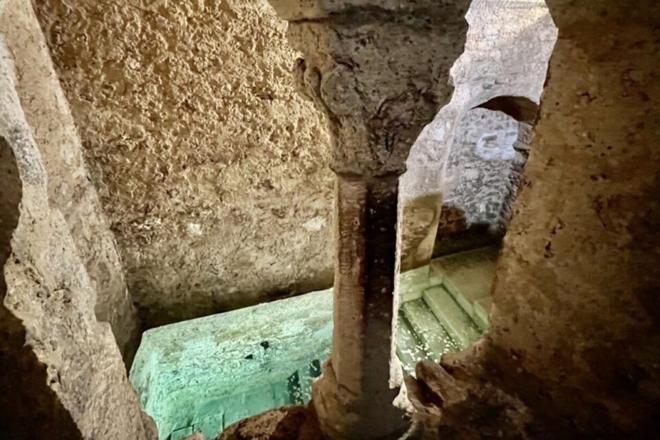 Visite guidée du bain rituel juif médiéval, le mikvé, l’un des mieux conservés d’Europe