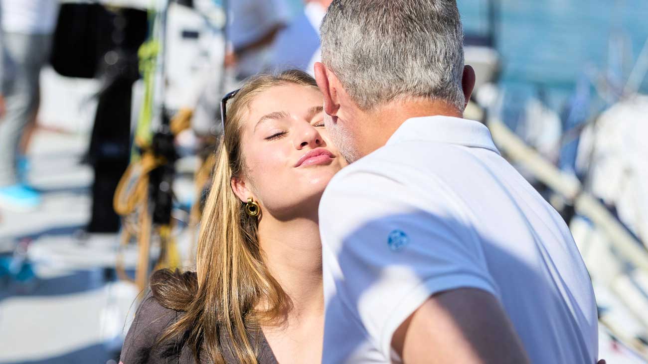 La princesse Leonor fait une apparition surprise pour encourager le roi Felipe VI avant son dernier jour de compétition de voile à Majorque