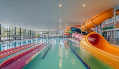 Piscine intérieure avec couloirs de nage et toboggans multicolores
