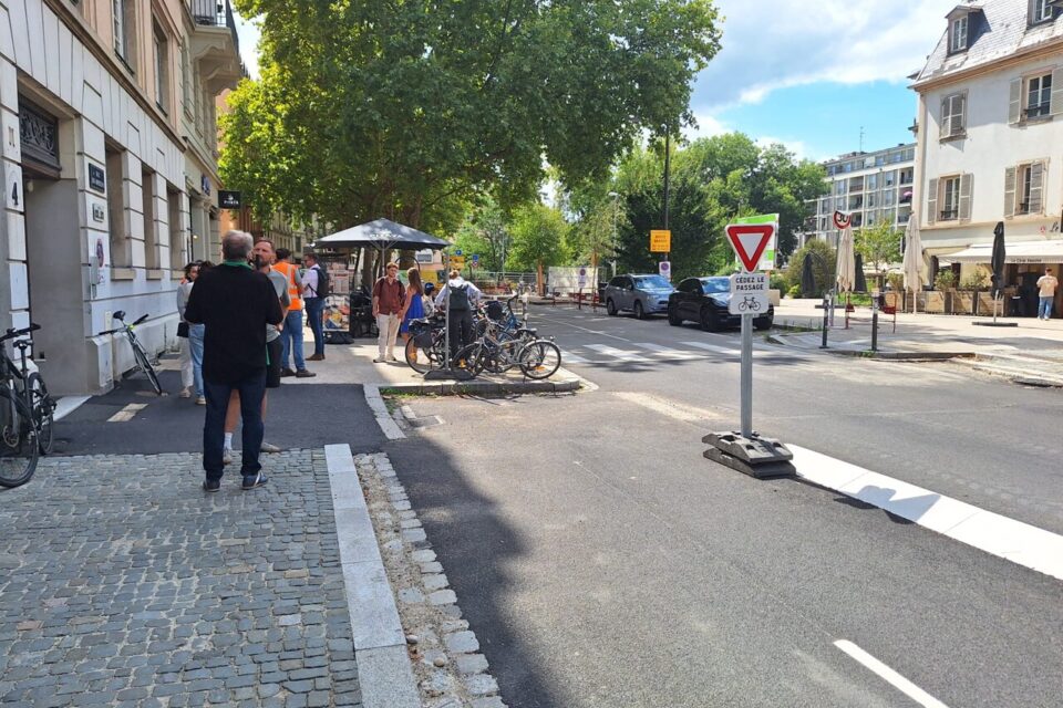 Pour le moment, la piste cyclable créée sur la rue des Orphelins se coupe net à l'issue de celle-ci.