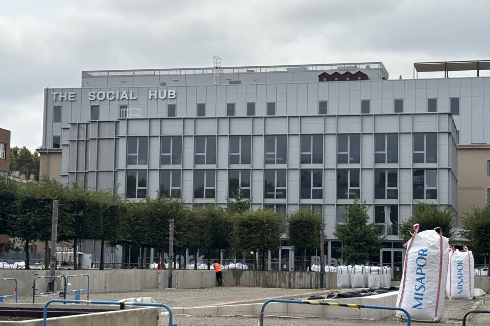 Les travaux de la fontaine au milieu de la place de l'Europe sont également en cours.
