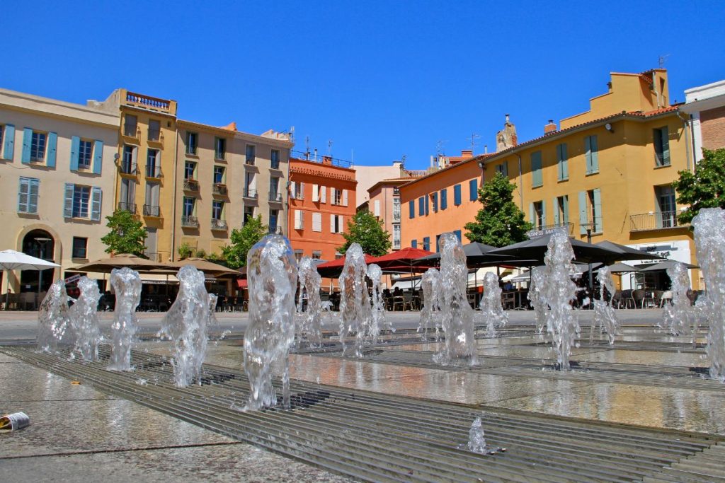 Une fontaine d'eau au milieu d'une place.