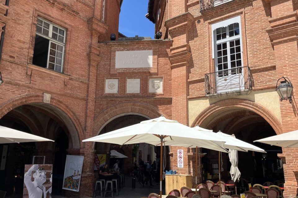 La place Royale à Montauban (Tarn-et-Garonne). 