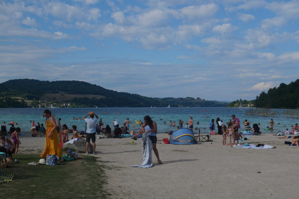 La plage municipale de Charavines sur le lac de Paladru, est la seule plage surveillée gratuite des environs. Elle est aussi la plus fréquentée.