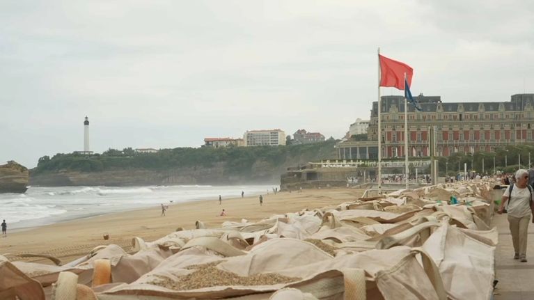 La ville de Biarritz se protège face à l'arrivée de la houle cyclonique - TF1