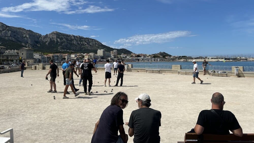 Le grand boulodrome de la Vieille-Chapelle (8e) offre une vue sur la mer appréciable, à condition de penser à s'équiper de casquettes et parasols les journées d'été.