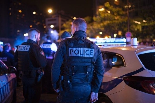 Un homme reçoit cinq coups de couteau en défendant sa compagne à Paris © SIPA