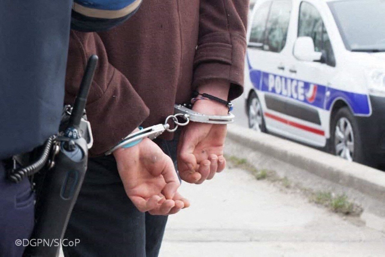 ce que la police retrouve dans ses poches l'envoie au poste