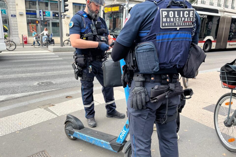 La brigade cycliste de la police municipale de Lyon a distribué de nombreuses amendes sur le cours Lafayette, mardi matin.