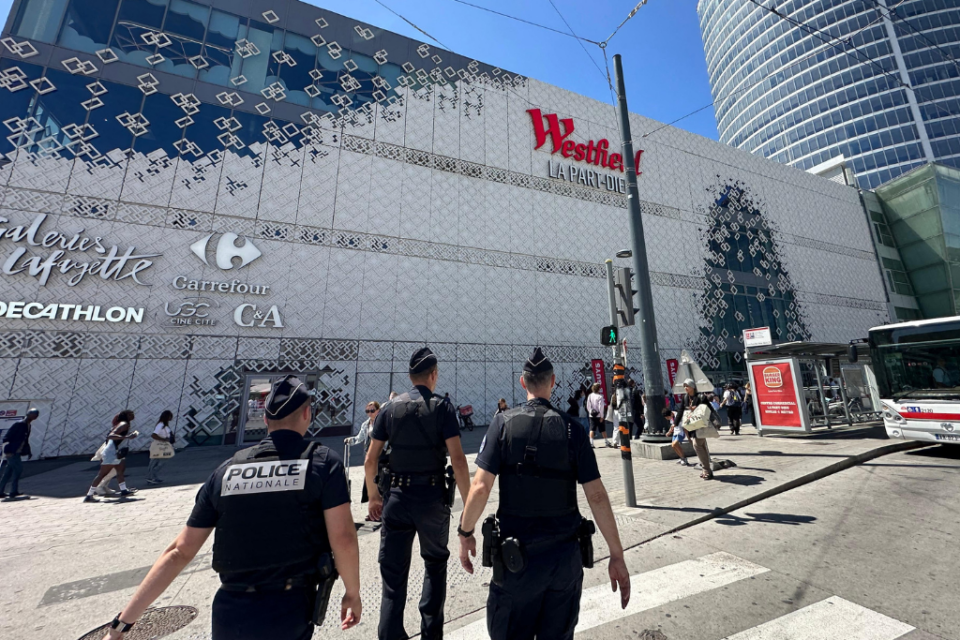 Des policiers en patrouille dans le quartier de la Part-Dieu à Lyon.