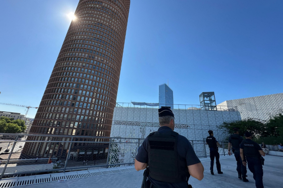 La police en patrouille sur les terrasses de la Part-Dieu à Lyon.