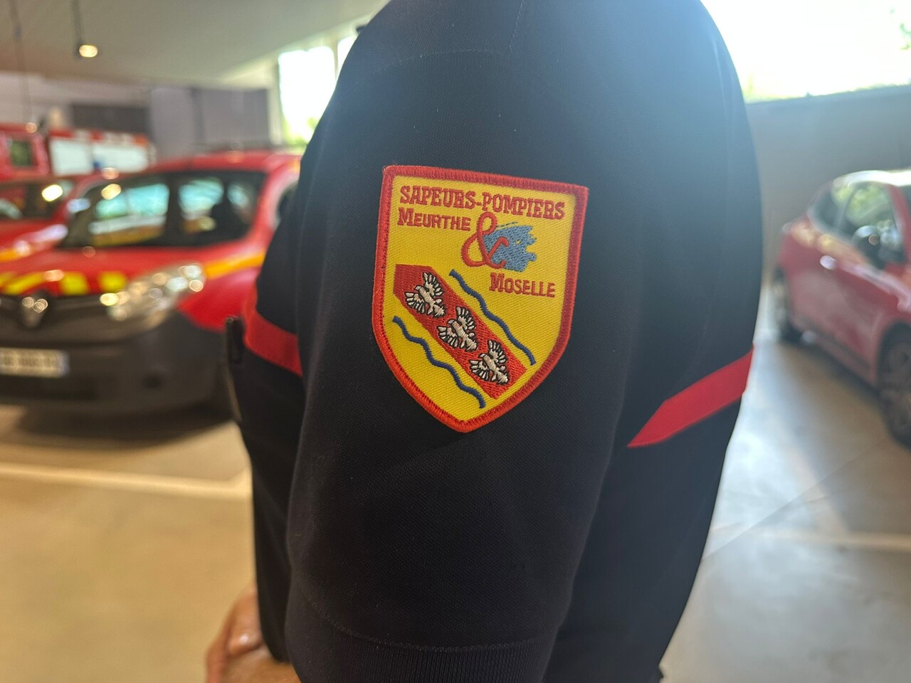 ivre dans un laboratoire médical, une femme de 25 ans insulte et frappe des pompiers