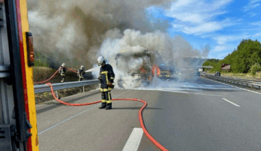 Un bus scolaire qui transportait 12 enfants prend feu sur l'autoroute, près de Toulouse