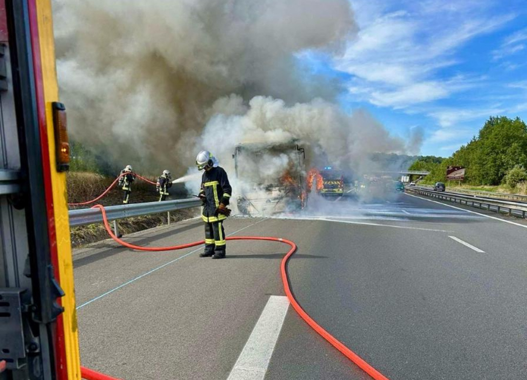 Un bus scolaire qui transportait 12 enfants prend feu sur l'autoroute, près de Toulouse