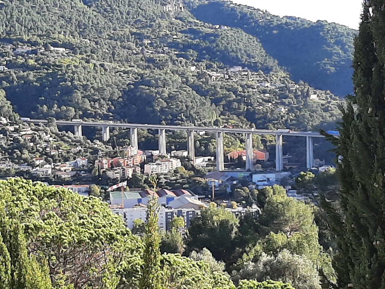 Près de Nice. Une voiture en feu sur l'A8, une femme de 20 ans gravement blessée