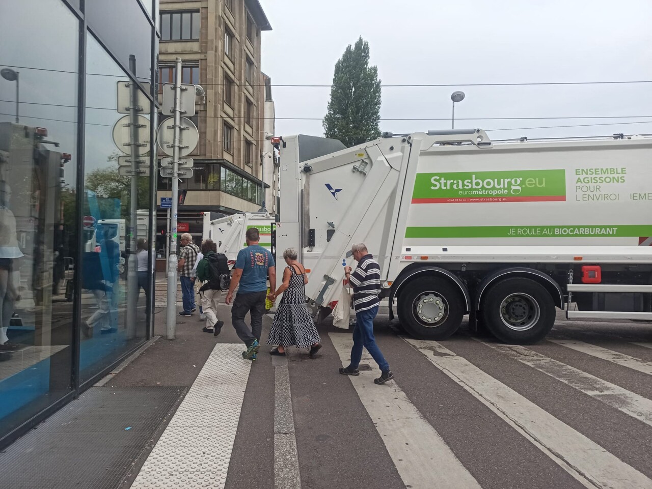 pourquoi des camions-poubelles ont été utilisés pour bloquer les accès