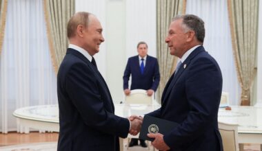 Deux hommes se serrent la main.