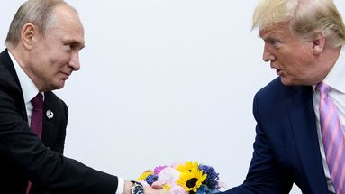 Vladimir Poutine et Donald Trump lors d'une rencontre bilatérale au G20 à Osaka le 28 juin 2019.