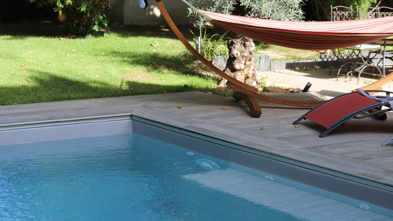 un jeune homme se noie dans sa piscine