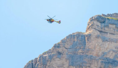 un traileur belge retrouvé accroché à un arbre au-dessus d'une falaise