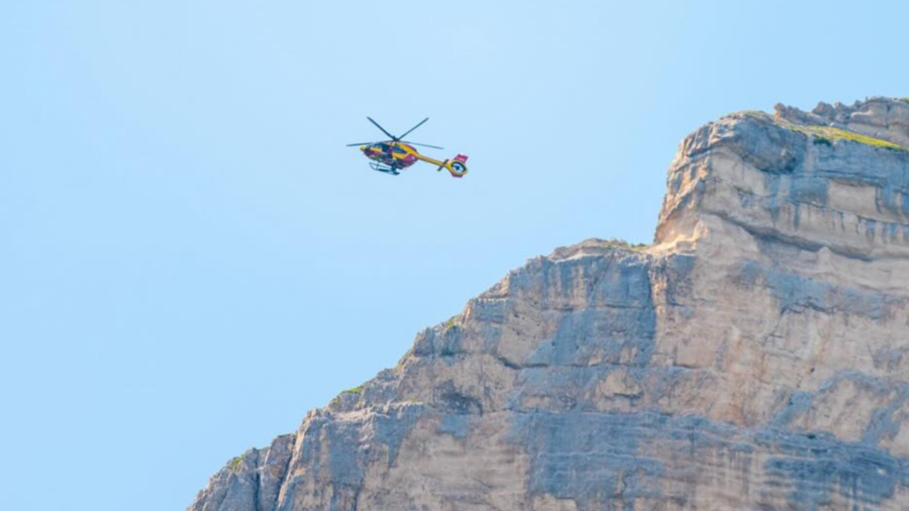 un traileur belge retrouvé accroché à un arbre au-dessus d'une falaise