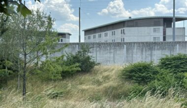 un prisonnier retrouvé pendu dans sa cellule, sa famille porte plainte pour "homicide"