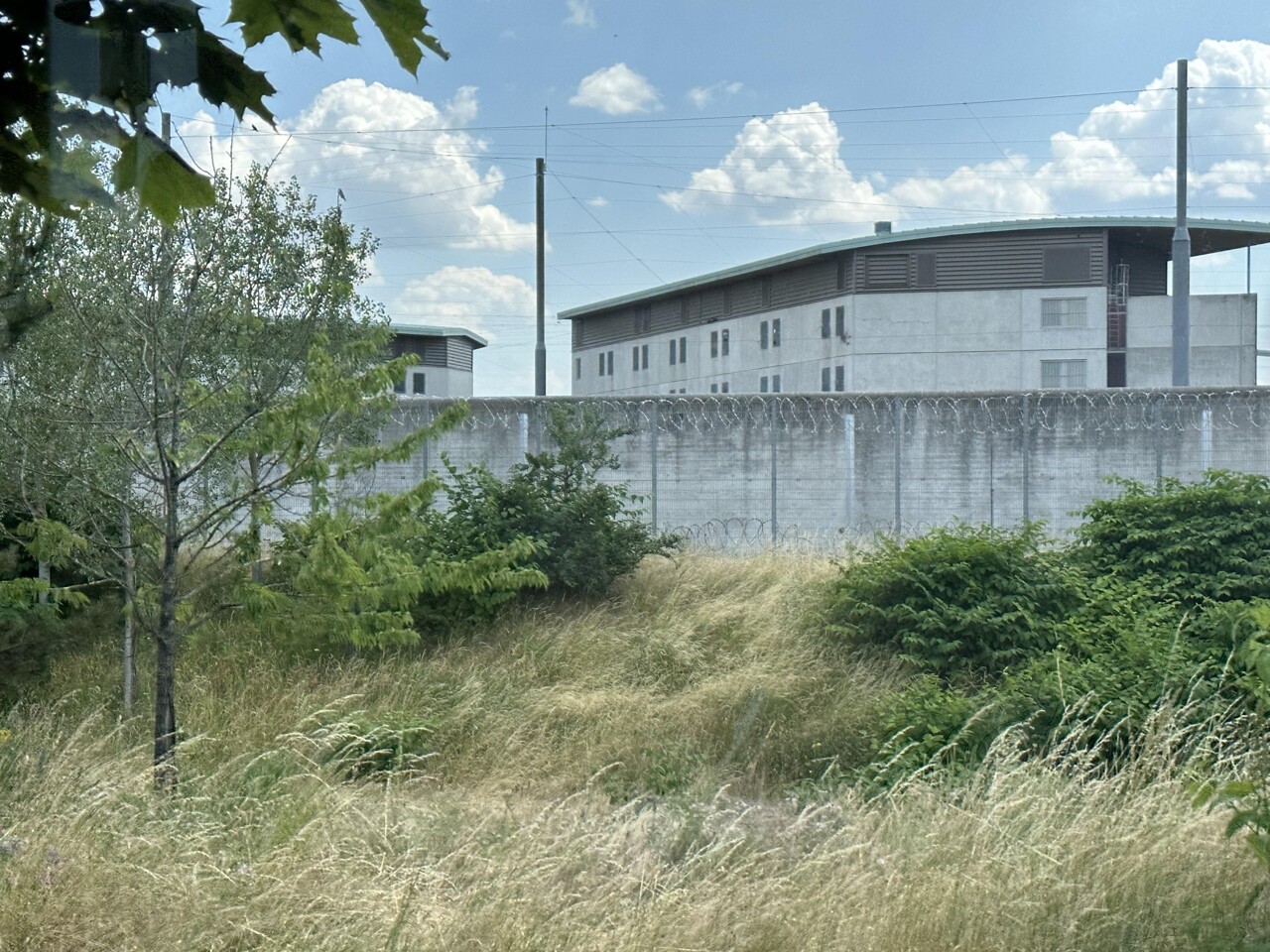 un prisonnier retrouvé pendu dans sa cellule, sa famille porte plainte pour "homicide"