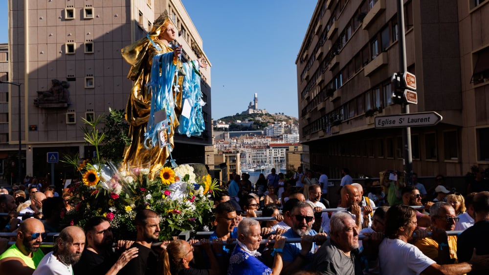 Dans les rues du Panier, la procession de l’Assomption partagée entre les générations