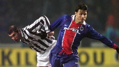 Zinedine Zidane à la lutte avec Laurent Fournier, le 15 janvier 1997.